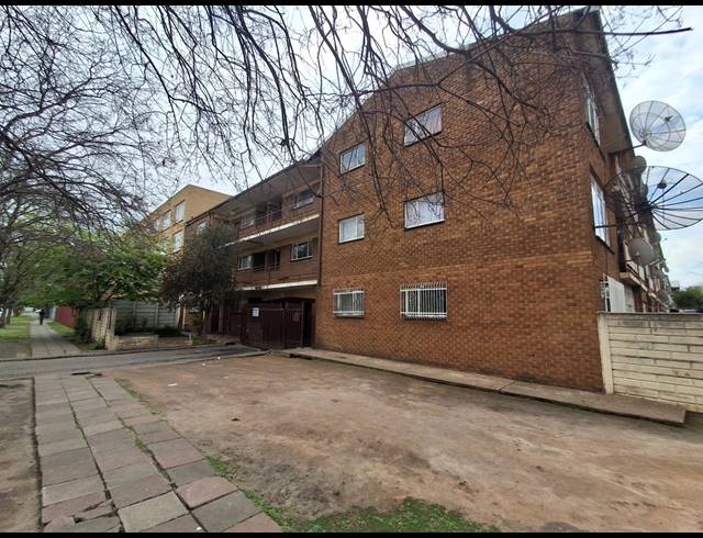 2 BEDROOM FLAT FOR SALE IN VEREENIGING CENTRAL